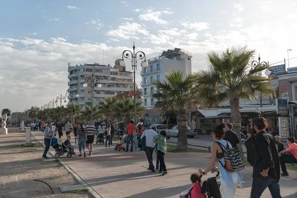 Larnaca Chipre Março 2016 Pessoas Caminhando Avenida Finikoudes Fotos De Bancos De Imagens