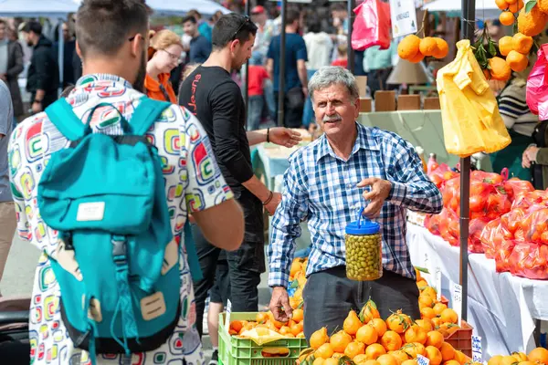 塞浦路斯利马索尔区迪耶罗纳 2023年3月12日 农民在迪耶罗纳国语节销售他的产品 免版税图库图片