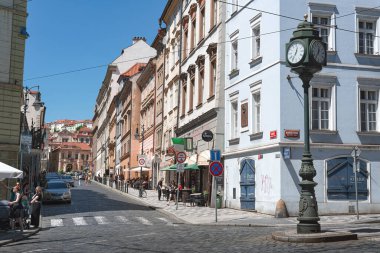 Prag, Çek Cumhuriyeti - 28 Mayıs 2017: Prag 'ın tarihi kesiminde Karmelitska ve Trziste caddelerinin kesişimi