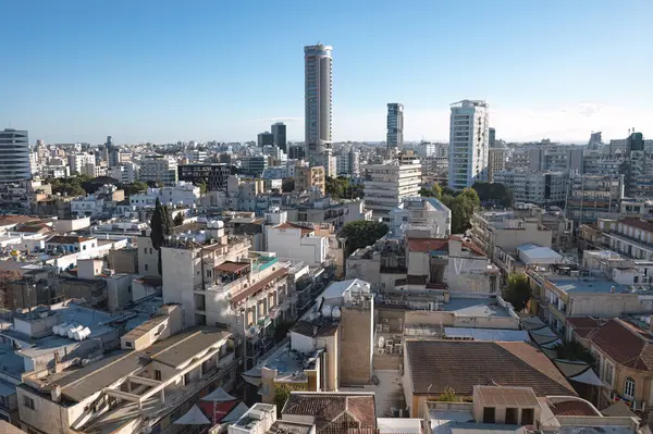 Förhöjd Utsikt Över Nicosia Visar Upp Moderna Byggnader Klarblå Himmel Stockbild