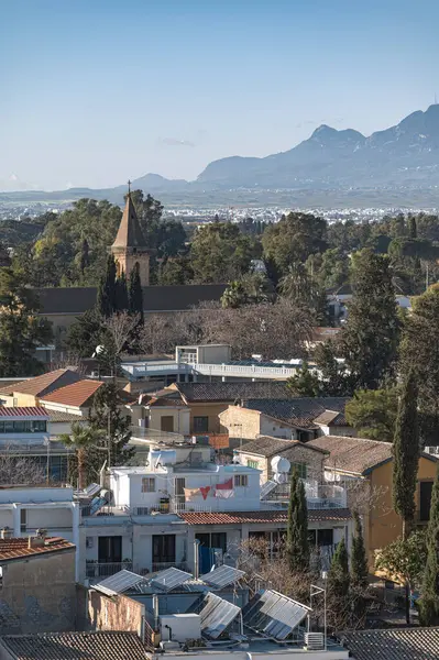장엄한 배경에 대하여 역사적인 교회를 보여주는 니코시아의 키프로스 로열티 프리 스톡 이미지