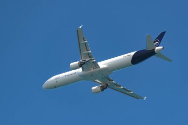 Larnaca, Kıbrıs - 16 Mayıs 2023: Lufthansa Kargo uçağı Larnaka uluslararası havaalanına inmeye hazırlanırken mavi gökyüzünün altına indi