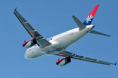 Larnaca, Kıbrıs - 16 Mayıs 2023: Sırbistan 'ın yolcu uçağı Larnaka uluslararası havaalanına açık mavi gökyüzüne inmek üzere yaklaşıyor