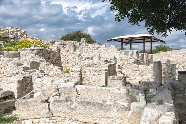 Kourion arkeoloji sahasındaki antik Roma harabeleri dramatik bulutlarla kaplı. Limasol Bölgesi