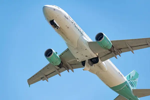 塞浦路斯拉纳卡 2023年5月16日 塞浦路斯航空公司的商务专机在蓝天下降落在拉纳卡机场 图库照片