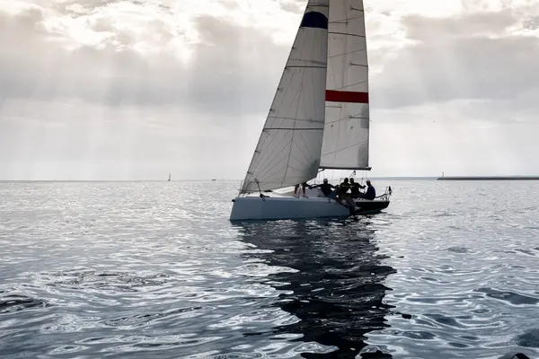 Σκάφος Πλήρωμα Διαγωνίζεται Ρεγκάτα Στη Γαλήνια Μεσόγειο Θάλασσα Επιδεικνύοντας Ναυτικές Φωτογραφία Αρχείου