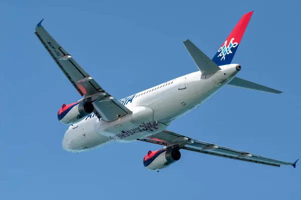 Larnaca Cyprus Mei 2023 Passagiersvliegtuig Van Air Serbia Nadert Voor Rechtenvrije Stockafbeeldingen