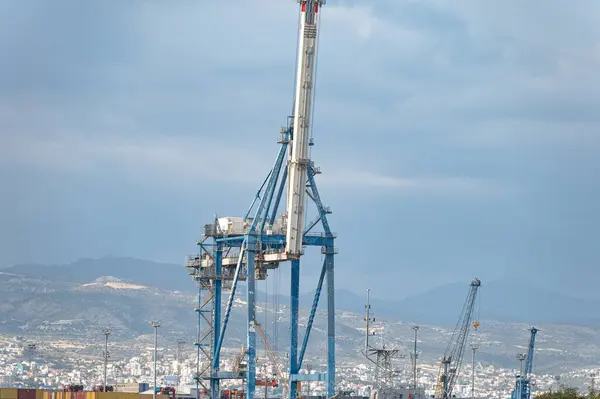 Grue Industrielle Cargo Port Limassol Avec Fond Nuageux Ciel Chypre Photo De Stock