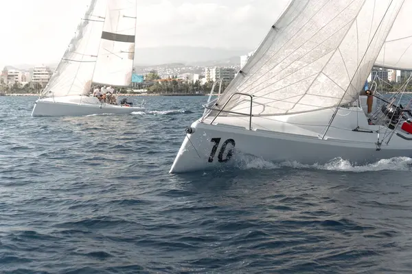 在一次令人兴奋的游艇赛艇比赛中 帆船在活跃的地中海水域中疾驰而过 图库图片