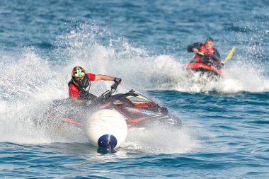 Larnaca, Kıbrıs - 26 Kasım 2023: Güneşli bir günde iki jet ski binicisi birbiriyle yarışıyor.