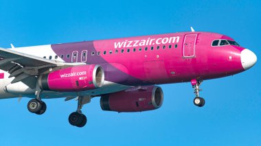 Larnaca, Kıbrıs - 26 Mayıs 2024: Bir Wizz Air Airlines Airbus A320-232 'ye yakın çekim