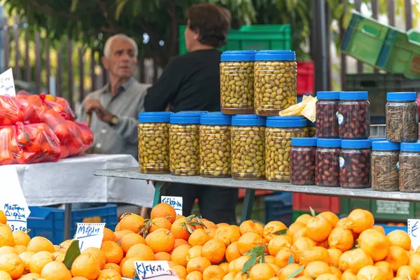 Dierona, Limasol Bölgesi, Kıbrıs - 12 Mart 2023: Dierona Mandarin Festivali 'nde canlı bir çiftçi pazarında zeytin ve meyve dolu kavanozlar sergilendi