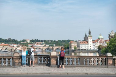 Prag, Çek Cumhuriyeti - 07 Ocak 2019: Manesuv Köprüsü 'nden Prag manzarasının keyfini çıkaran turistler