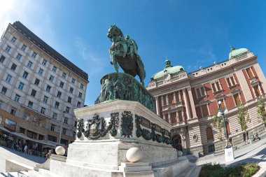 Belgrad, Sırbistan - 22 Eylül 2019: Prens Mihailo 'nun hareketli Cumhuriyet Meydanı' ndaki görkemli bronz heykeli ve arka planda klasik mimari