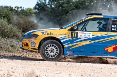 Anogyra, Kıbrıs - 29 Ocak 2023: Mitsubishi Lancer IX 'in dinamik çekimi toprak yolda keskin bir dönüş yaparak tozu kaldırdı