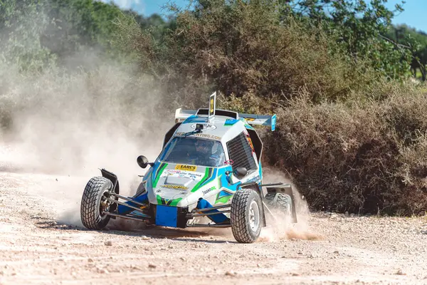 Anogyra, Kıbrıs - 29 Ocak 2023: Semog Bravo Sport Crosskart açık mavi gökyüzü altında tozlanarak toprak yolda hızla ilerliyor