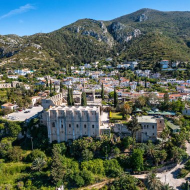 Ortaçağ gotik Bellapais Manastırı köy evleriyle çevrili. Kyrenia Bölgesi, Kıbrıs