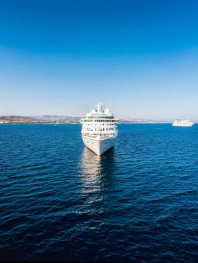 Akrotiri Koyu 'nda seyir gemisi sakin mavi denizde yelken açıyor.