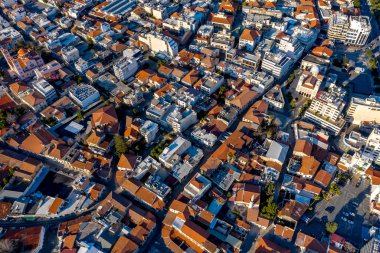 Iimassol 'un şehir planının yukarıdan çekimleri altın saat ışığında güneşlendi