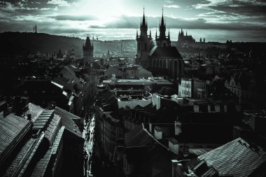 Prag 'da günbatımı. Çek Cumhuriyeti. Tek renkli fotoğraf.