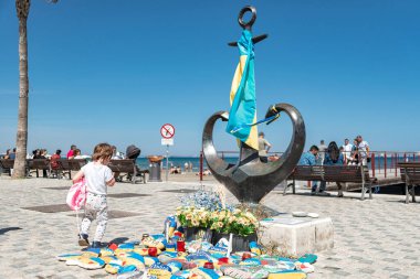 Larnaca, Kıbrıs - 17 Nisan 2024: Finikoudes Promenade 'de Ukrayna' da savaş kurbanlarını anma töreni