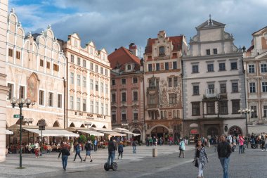 Prag, Çek Cumhuriyeti - 09 Mayıs 2016: Prag 'da renkli binalarla çevrili Eski Şehir Meydanı' nda yürüyen kalabalık