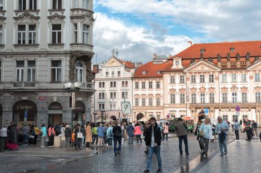 Prag, Çek Cumhuriyeti - 09 Mayıs 2016: Çek Cumhuriyeti 'nin Prag kentinde Tyn Church ile kalabalık eski kasaba meydanında yürüyen turistler