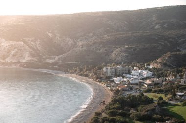 Güneş gözlerden uzak Pissouri sahil beldesinde parlıyor. Limasol İlçesi, Kıbrıs