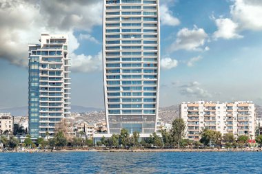Kıbrıs 'ın Limasol kentindeki Akdeniz üzerinde yükselen modern gökdelenlerle Skyline değişiyor