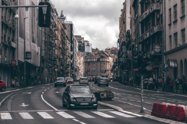 Belgrad, Sırbistan - 23 Eylül 2019: Meşgul şehir caddesinde yayalar ve diğer arabalarla siyah Mercedes sürüyor