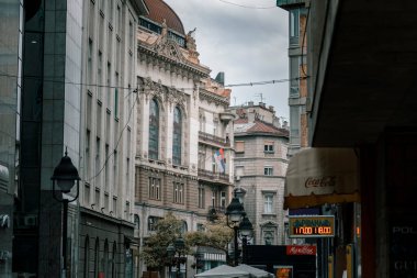 Belgrad, Sırbistan - 23 Eylül 2019: Belgrad şehir merkezindeki binalar arasında Sırp bayrağı dalgalanıyor