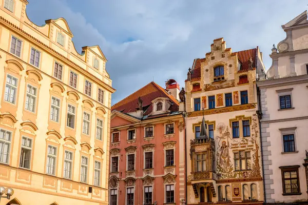 Eski Şehir Meydanı 'nın (Staromestske Namesti) güney tarafında dekore edilmiş binalar. Prag, Çek Cumhuriyeti