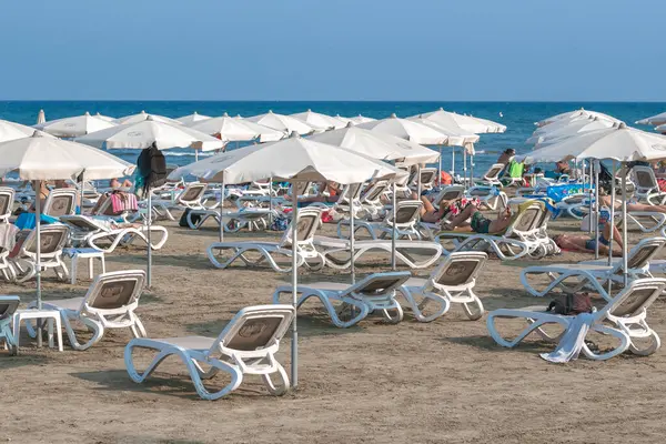 Larnaca, Kıbrıs - 09 Temmuz 2022: Turistler bir Mackenzie plajında dinlenirken yaz tatilinin tadını çıkarıyorlar