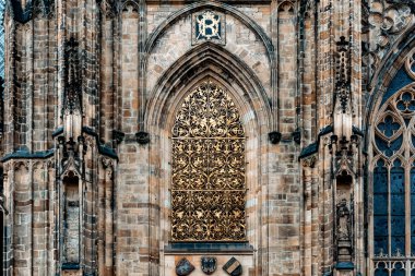 Aziz Vitus Katedrali 'nin Altın Kapı penceresinin bir parçası. Prag, Çek Cumhuriyeti
