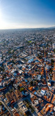 Llimassol şehrinin insansız hava aracı bakış açısı güneşli bir günde yerleşim yerlerini ve şehir merkezini gösteriyor. Kıbrıs