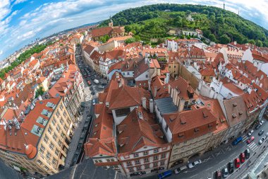 Çek Cumhuriyeti Prag kentinin havadan balık bakışı görüntüsü, arka planda kırmızı çatıları ve Petrin tepesini gösteriyor
