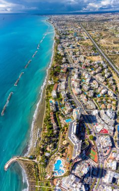 Kıbrıs 'taki Limasol' un modern şehir manzarası Akdeniz kıyısındaki otel ve tatil beldelerini gösteriyor