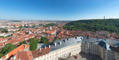 Prag 'ın ikonik kırmızı çatıları, Prag Kalesi ve Petrin Tepesi' nin panoramik manzarası