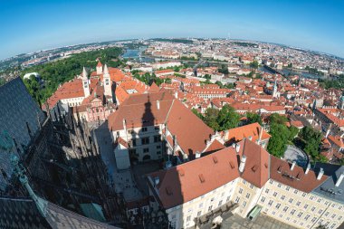 Prag 'ın ikonik kırmızı çatıları, Prag Kalesi ve Petrin Tepesi' nin panoramik manzarası