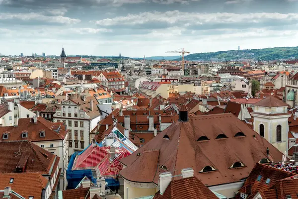 Prag 'ın panoramik şehir manzarası eşsiz mimarisini ve büyüleyici kırmızı çatılarını gözler önüne seriyor