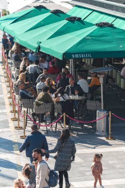 Limasol, Kıbrıs - 06 Ocak 2023: Turistler ve yerliler güneşli bir günün tadını çıkarıyorlar, Limasol Eski Limanı 'nda işlek bir açık hava kafede öğle yemeği yiyorlar