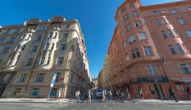 Prag, Çek Cumhuriyeti - 27 Mayıs 2019: Çek Cumhuriyeti 'nin Prag kentinde güneşli bir yaz gününde karşıdan karşıya geçen turistler