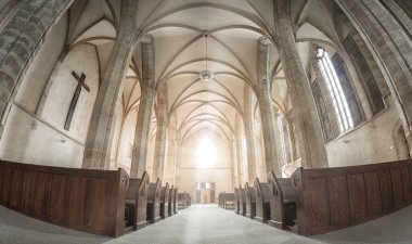 Çek Cumhuriyeti 'nin Prag kentindeki boş bir Emmaus Manastırı' nın vitray pencerelerinden güneş ışığı parlıyor.