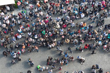 Prag, Çek Cumhuriyeti - 21 Mayıs 2019: Kalabalık Eski Şehir Meydanı 'nda toplanan büyük bir turist grubu
