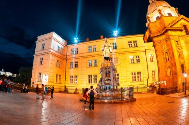 Prag, Çek Cumhuriyeti - 21 Mayıs 2019: Prag 'daki Kral IV. Charles heykeline hayranlık duyan turistler