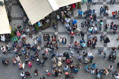 Prag, Çek Cumhuriyeti - 21 Mayıs 2019: Kalabalık Eski Şehir Meydanı 'nda toplanan büyük bir turist grubu