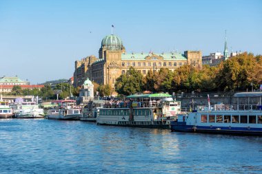Prag, Çek Cumhuriyeti - 09 Temmuz 2019: Vltava nehrinde güneşli bir yaz gününün tadını çıkaran turistler ve arkada ulaştırma bakanlığı, Prag, Çek Cumhuriyeti