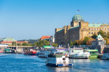 Prag, Çek Cumhuriyeti - 09 Temmuz 2019: Prag 'daki Vltava Nehri' nde güneşli bir günde çok sayıda yolcu gemisi limana yanaştı ve seyir halindeydi.