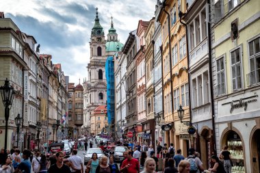 Prag, Çek Cumhuriyeti - 19 Nisan 2019: Prag 'ın tarihi sokaklarını keşfeden turistler, büyüleyici mimari ve canlı atmosferin tadını çıkarıyorlar