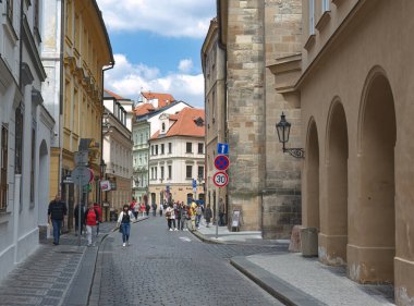 Prag, Çek Cumhuriyeti - 21 Mayıs 2019: Prag 'da ilginç bir caddeyi keşfeden turistler